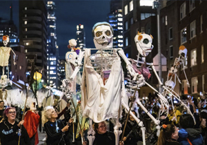 Quelle ville des États-Unis est célèbre pour son énorme parade d'Halloween ?